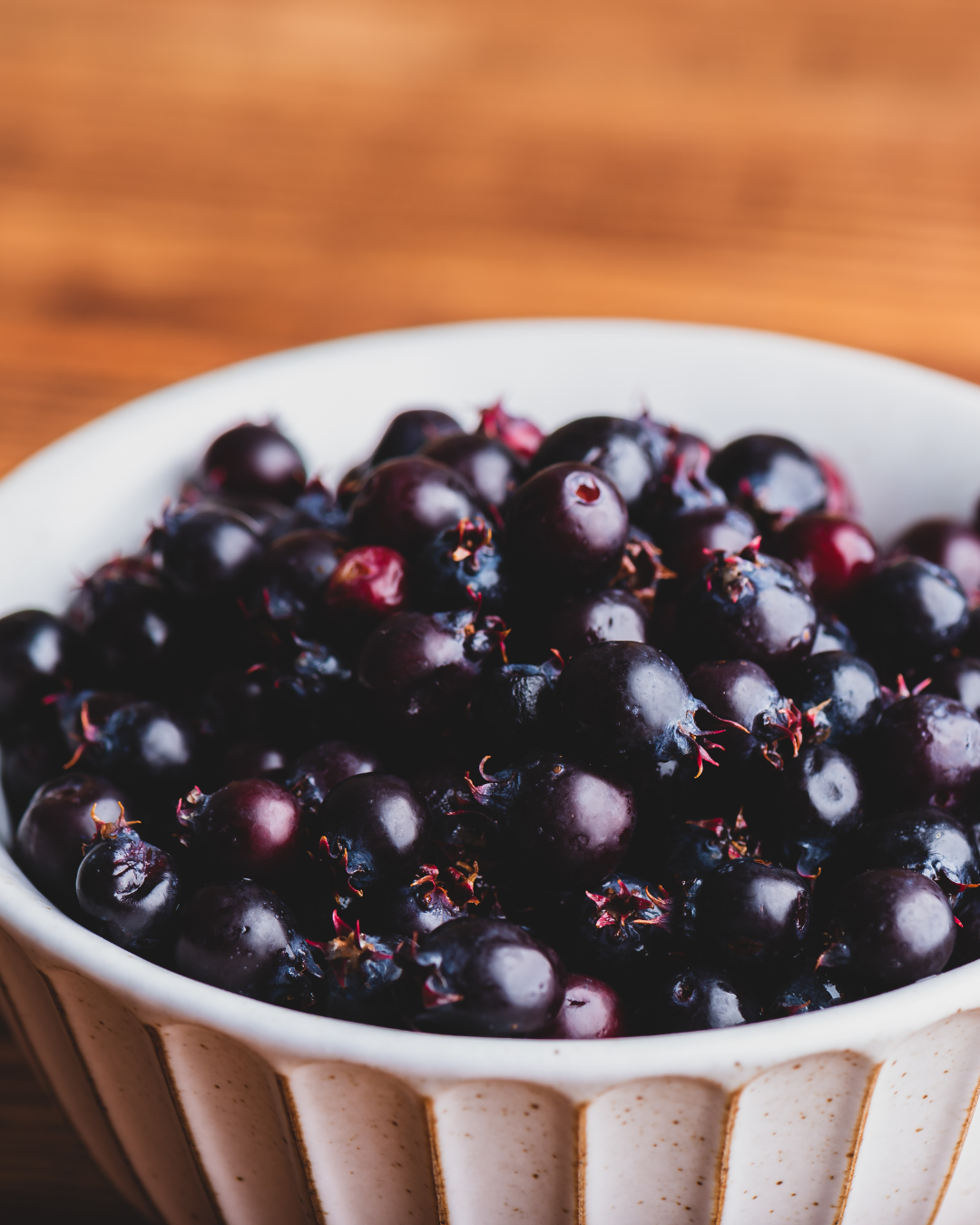 Närbild på prakthäggmispelns bär – nyttiga och goda